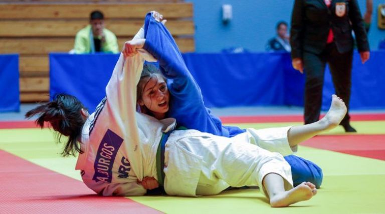 Neuquén sumó oro en atletismo, judo y clasificó a semis en fútbol femenino thumbnail