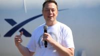 Elon Musk se prepara ante el súbito rechazo a Twitter y amenazó con crear su propio celular