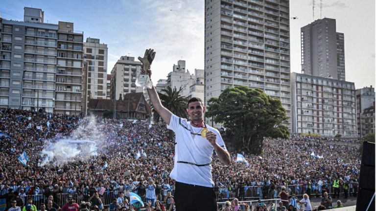 El "Dibu" Martínez fue recibido por una multitud en Mar del Plata y los hinchas improvisaron la primera estatua  thumbnail