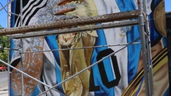 Así está quedando el nuevo mural de Messi en pleno centro de Neuquén  thumbnail