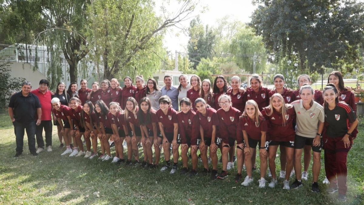 El vicegobernador Koopmann recibió al plantel femenino de River Plate que hará la pretemporada en la provincia