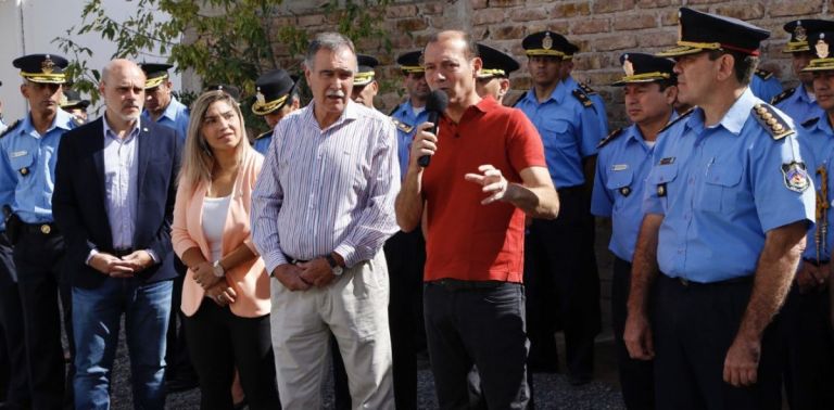 Gutiérrez inauguró las nuevas instalaciones en la comisaría N°52 de Centenario thumbnail