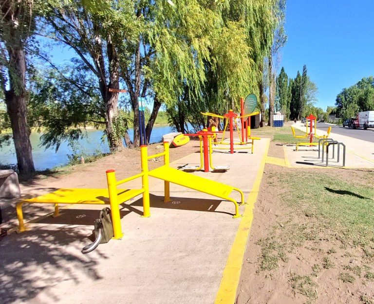El Paseo de la Costa tiene una nueva posta saludable sobre el Limay