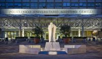 Aseguran que el Papa Franciso "mejora progresivamente"