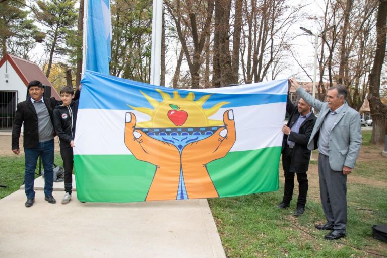Presentaron la nueva bandera de Centenario Neuquén Al Instante Periodismo Digital en la