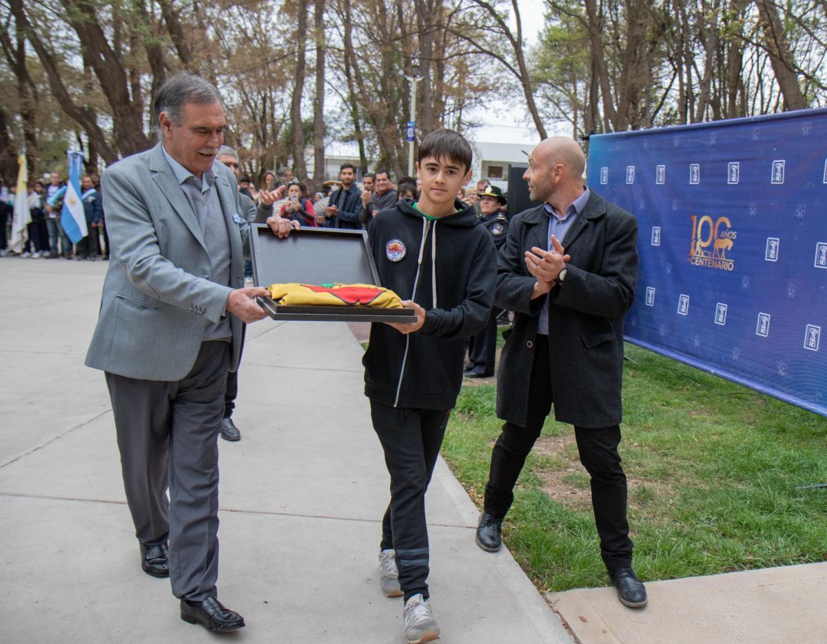 Presentaron la nueva bandera de Centenario Neuquén Al Instante Periodismo Digital en la