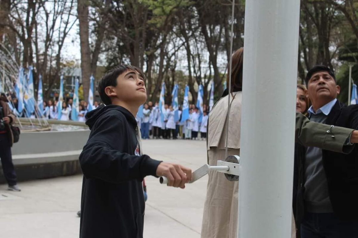 Presentaron la nueva bandera de Centenario Neuquén Al Instante Periodismo Digital en la