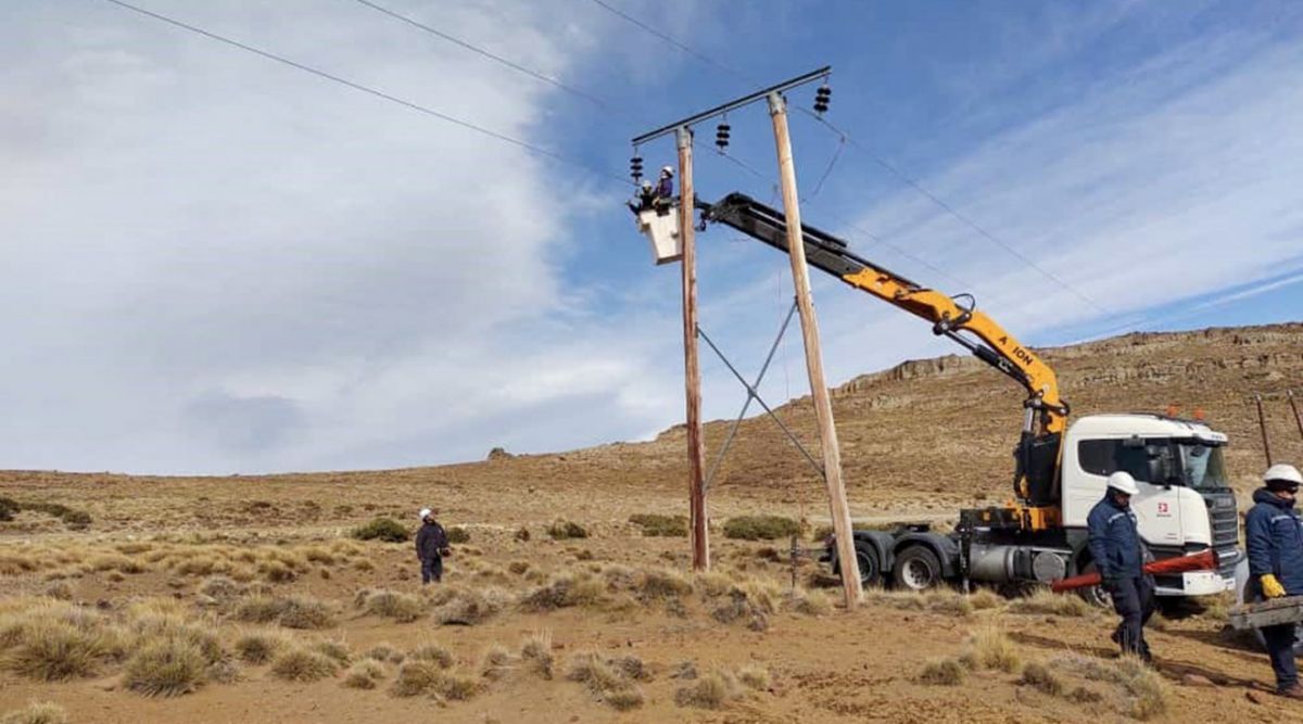 Tareas del EPEN por mantenimiento estacional en Villa Pehuenia, Aluminé y parajes aledaños