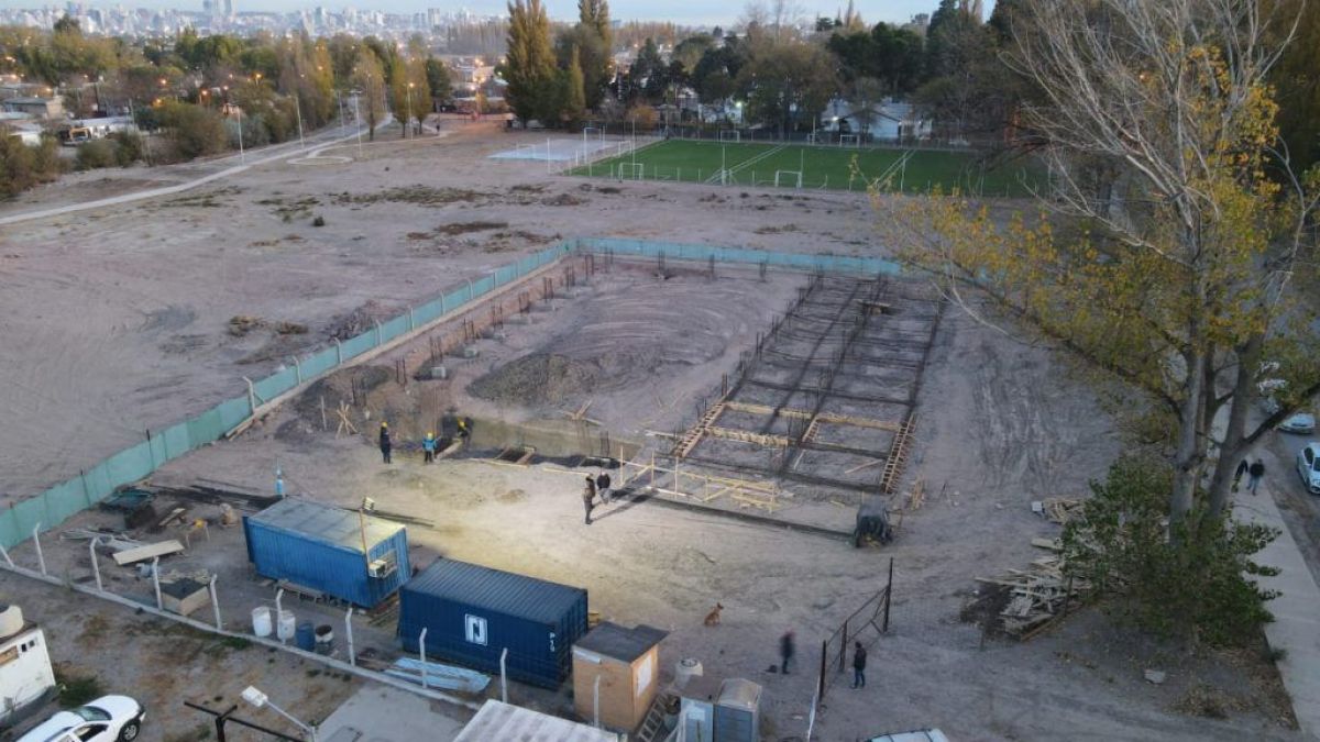 La obra del polideportivo del barrio Confluencia es una realidad y transforma un antigüo asentamiento