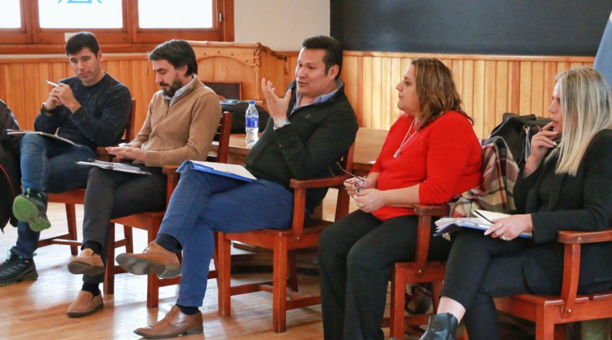 San Martín de los Andes: el ministro Llancafilo encabezó mesa técnica escolar