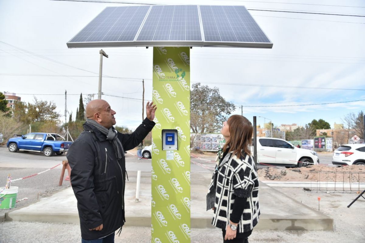 CALF inauguró un nuevo tótem solar de carga en la UNCo y anunció calles más iluminadas para el campus