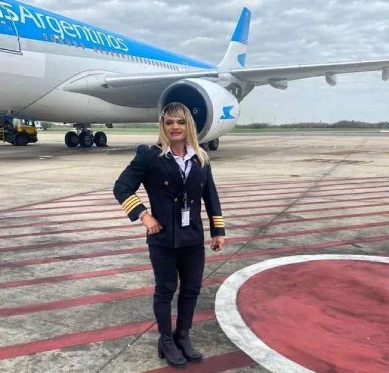 Una piloto trans voló por primera vez un avión de línea en Argentina