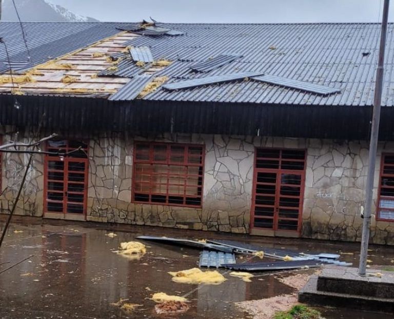 El viento voló el techo de una escuela en Villa La Angostura  thumbnail