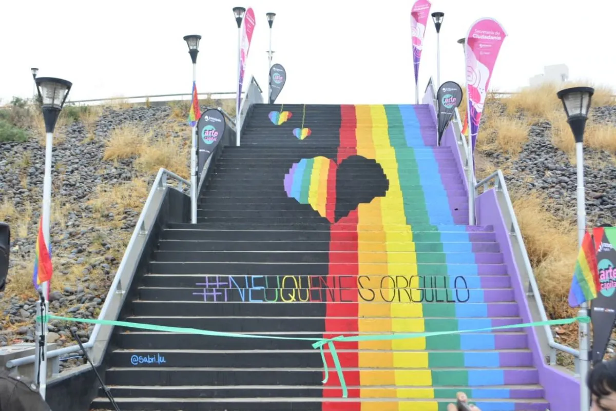 Pintaron la escalinata del Parque Este con los colores de la bandera LGBT+  | Neuquén Al Instante | Periodismo Digital en la Patagonia